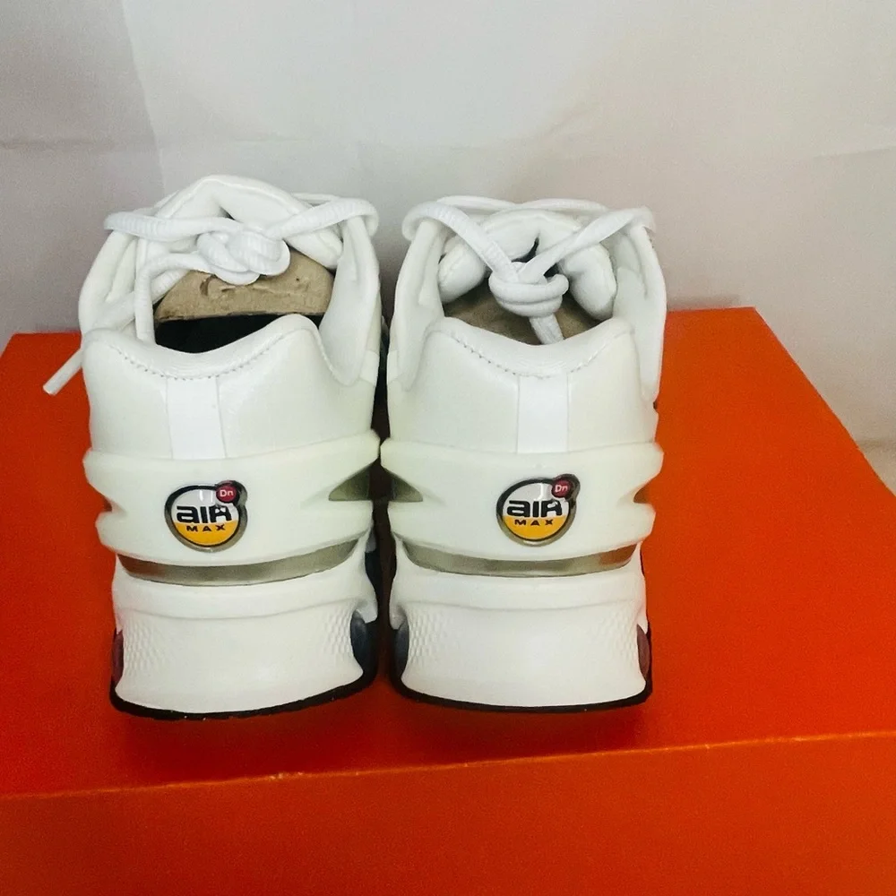 New Nike Air Max DN8 Sail and Black- Fossil Athletic Sneakers Women size 5